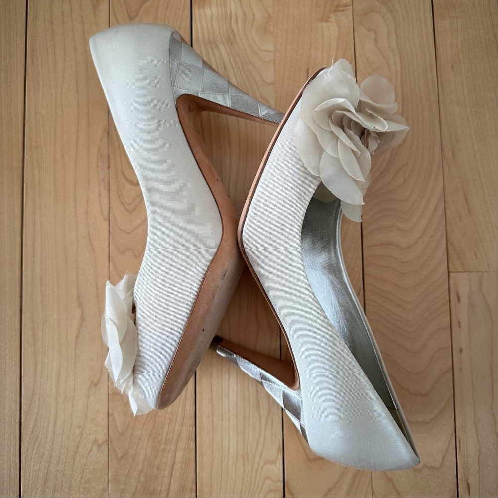 CHANEL Cream Heels with Camellia Floral Accent - Picture 15 of 16